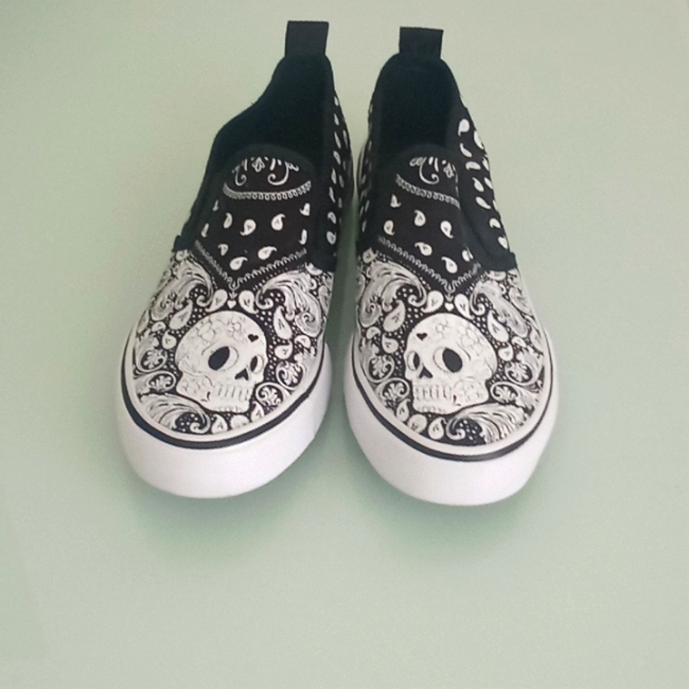 Hot Topic Sized 7 Low Top Sneakers